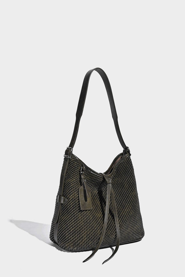 Große Schultertasche im Beuteltaschenstil mit Flechtstruktur, glatten Besätzen in Lederoptik, verstellbarem Riemen und Anhänger-Detail, Detailansicht