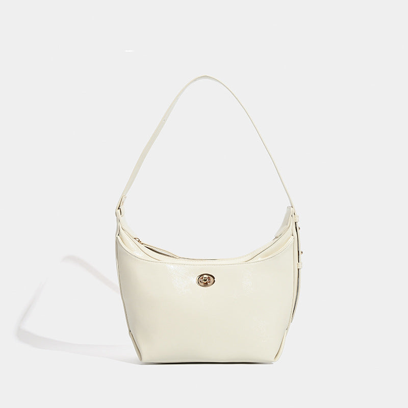 Glänzende Hobo-Schultertasche in Lederoptik mit sichelförmiger Silhouette und goldfarbenem Drehverschluss, Vorderansicht