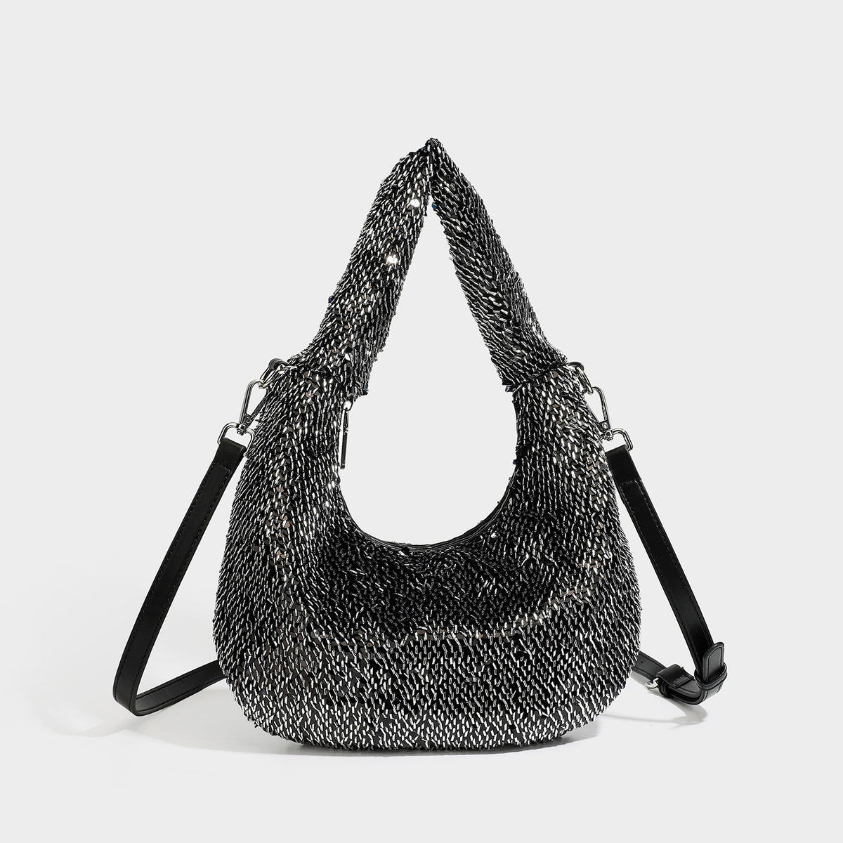 Weich fallende, tropfenförmige Hobo-Schultertasche mit durchgehendem Metallic-Paillettenbesatz und Details in Silberoptik, Detailansicht 6