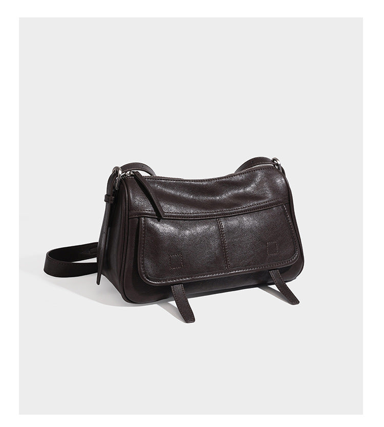 Strukturierte rechteckige Schultertasche mit Überschlag vorne in dunkler Espresso-Lederoptik, mit silberfarbenen Beschlägen und langem