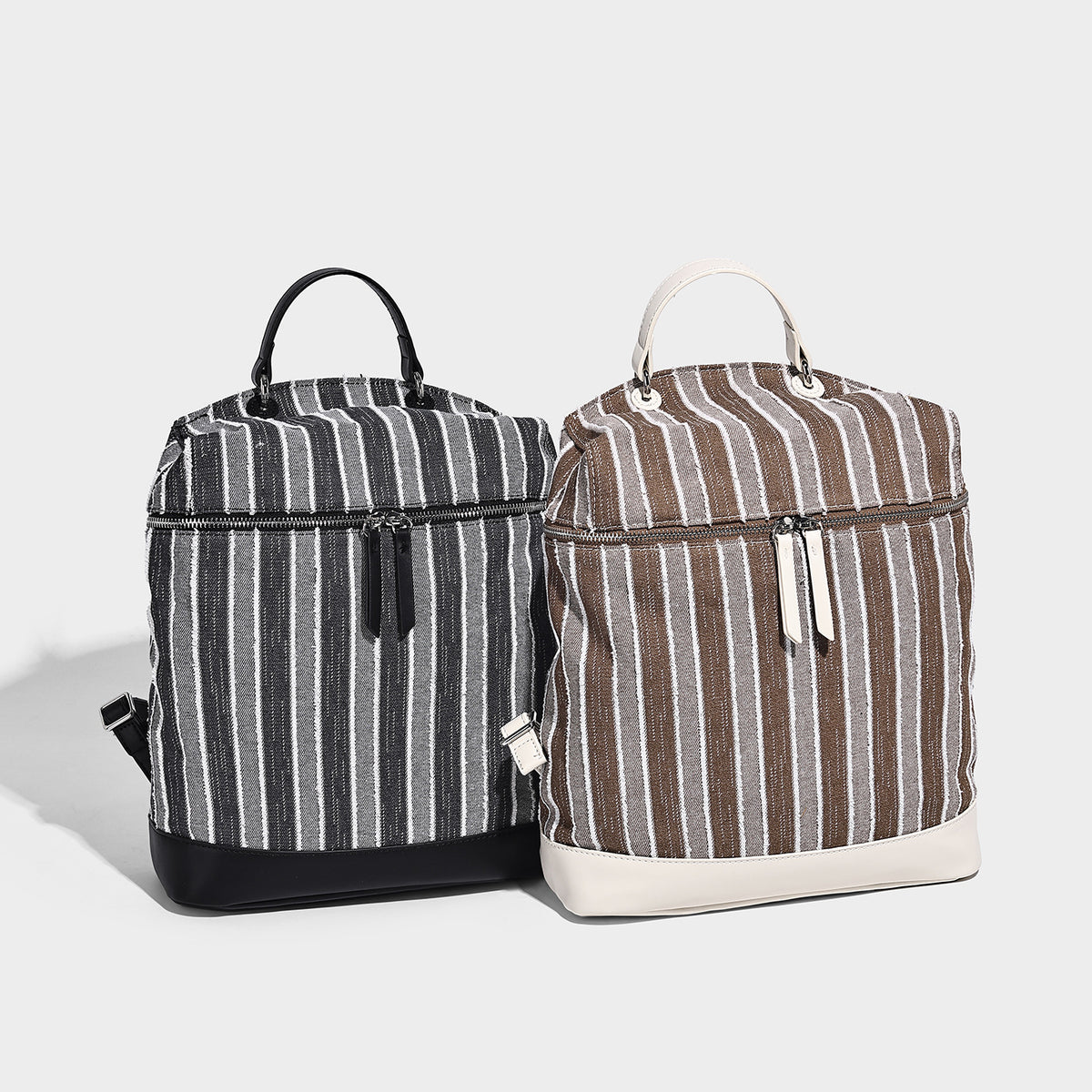 Kleine strukturierte Rucksack-Handtasche aus gestreiftem Stoff mit Besatz in cremefarbener Lederoptik, Henkel und silberfarbenen Beschlägen, Detailansicht