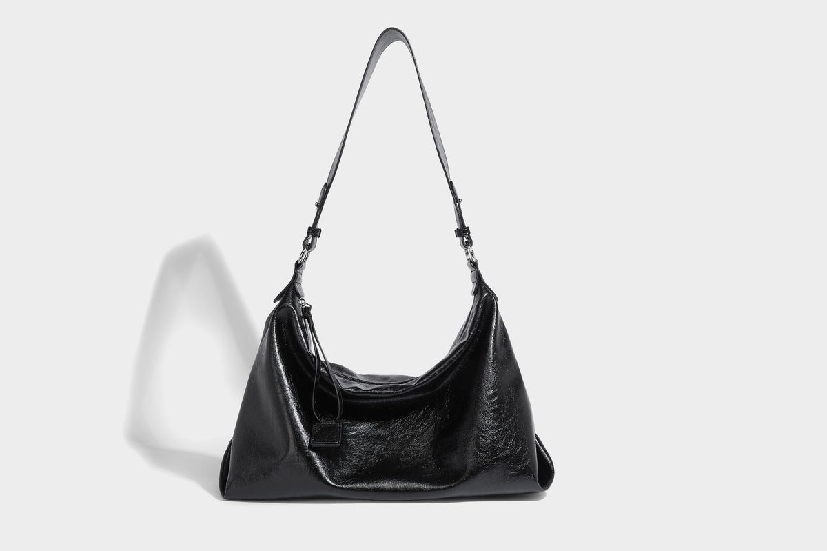 Weich fallende Hobo-Schultertasche mit glänzender Crinkle-Oberfläche, Reißverschluss oben und verstellbarem Riemen, Detailansicht 15