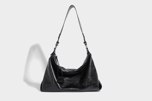Weich fallende Hobo-Schultertasche mit glänzender Crinkle-Oberfläche, Reißverschluss oben und verstellbarem Riemen, Detailansicht 15