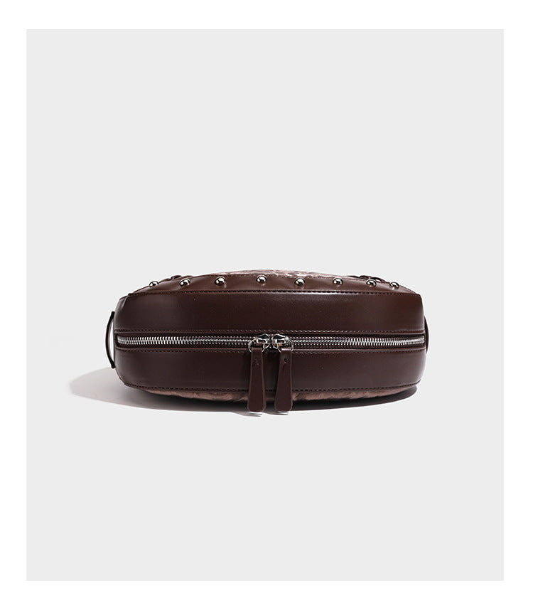 Crescent-Hobo-Schultertasche mit braunem Leopardenprint, silberfarbenen Nieten, Ösenbesatz, verstellbarem Riemen und abnehmbarem Mini