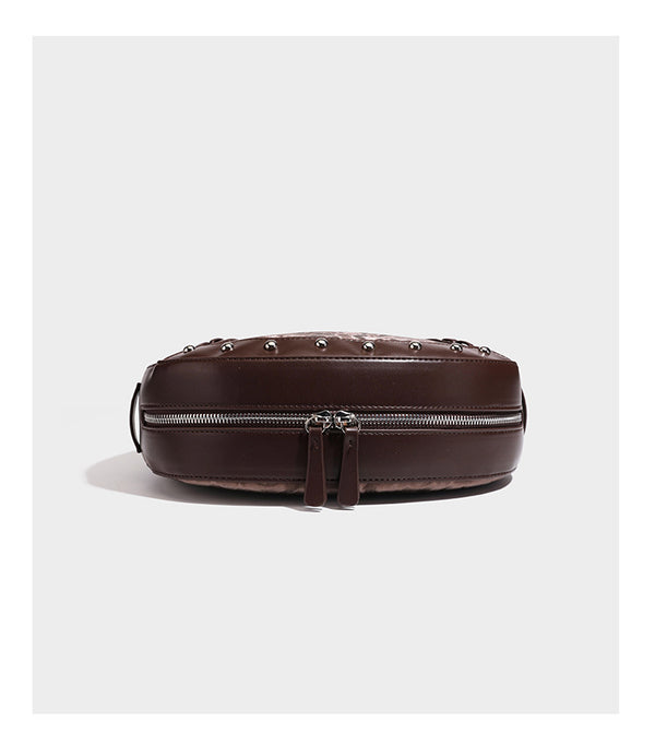 Crescent-Hobo-Schultertasche mit braunem Leopardenprint, silberfarbenen Nieten, Ösenbesatz, verstellbarem Riemen und abnehmbarem Mini