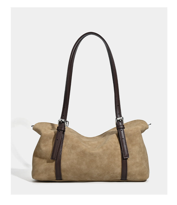 Große weich fallende Hobo-Schultertasche in Hellbraun mit dunkelbraunem Kunstlederbesatz, zwei Schulterriemen, silberfarbenen Beschlägen und