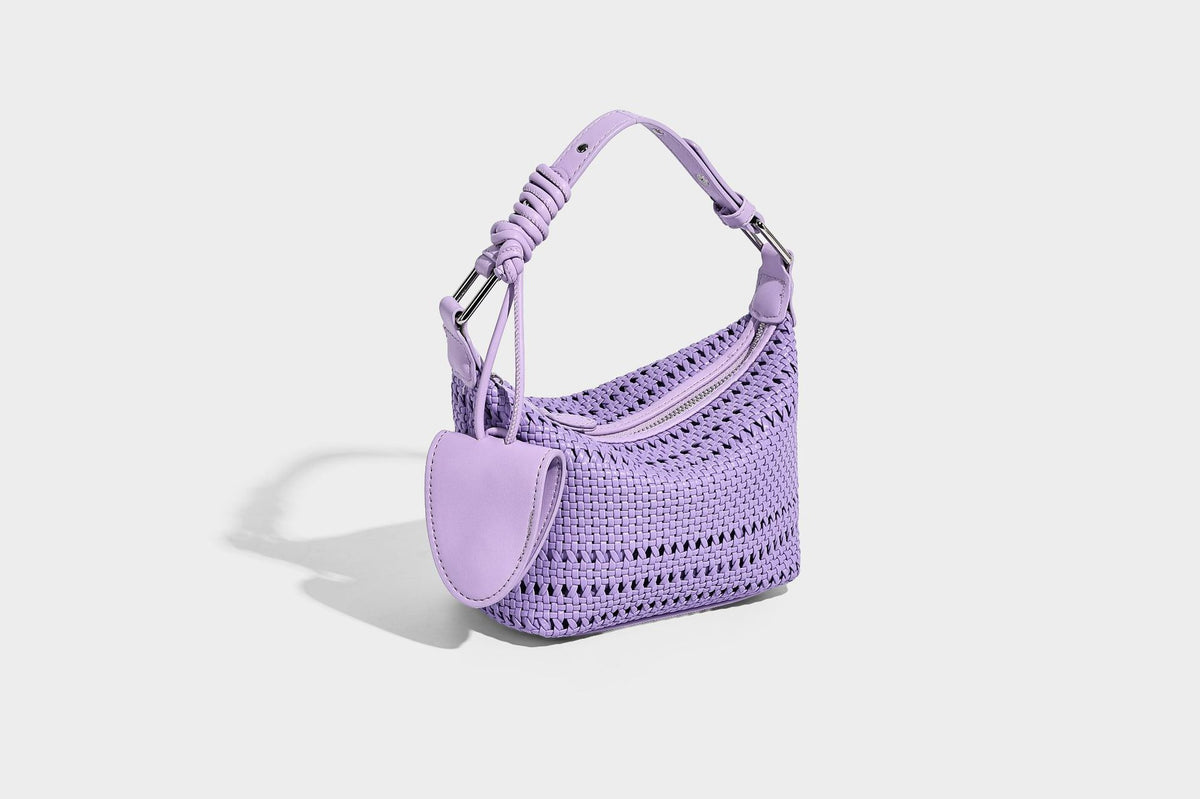 Kleine gewebte Hobo-Schultertasche mit sichelförmiger Silhouette, Reißverschluss oben, silberfarbenen Beschlägen und verstellbar, Detailansicht