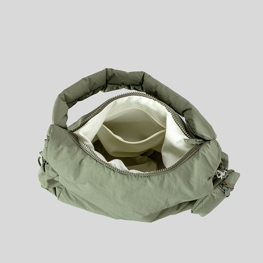 Olivgrüne, wattierte Nylon-Hobo-Schultertasche mit abnehmbarer Reißverschlusstasche und silberfarbenen Beschlägen, Detailansicht 3