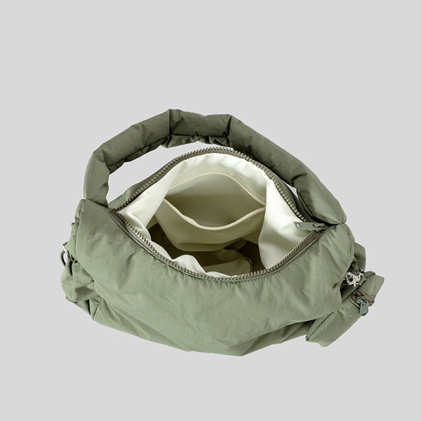 Olivgrüne, wattierte Nylon-Hobo-Schultertasche mit abnehmbarer Reißverschlusstasche und silberfarbenen Beschlägen, Detailansicht 3
