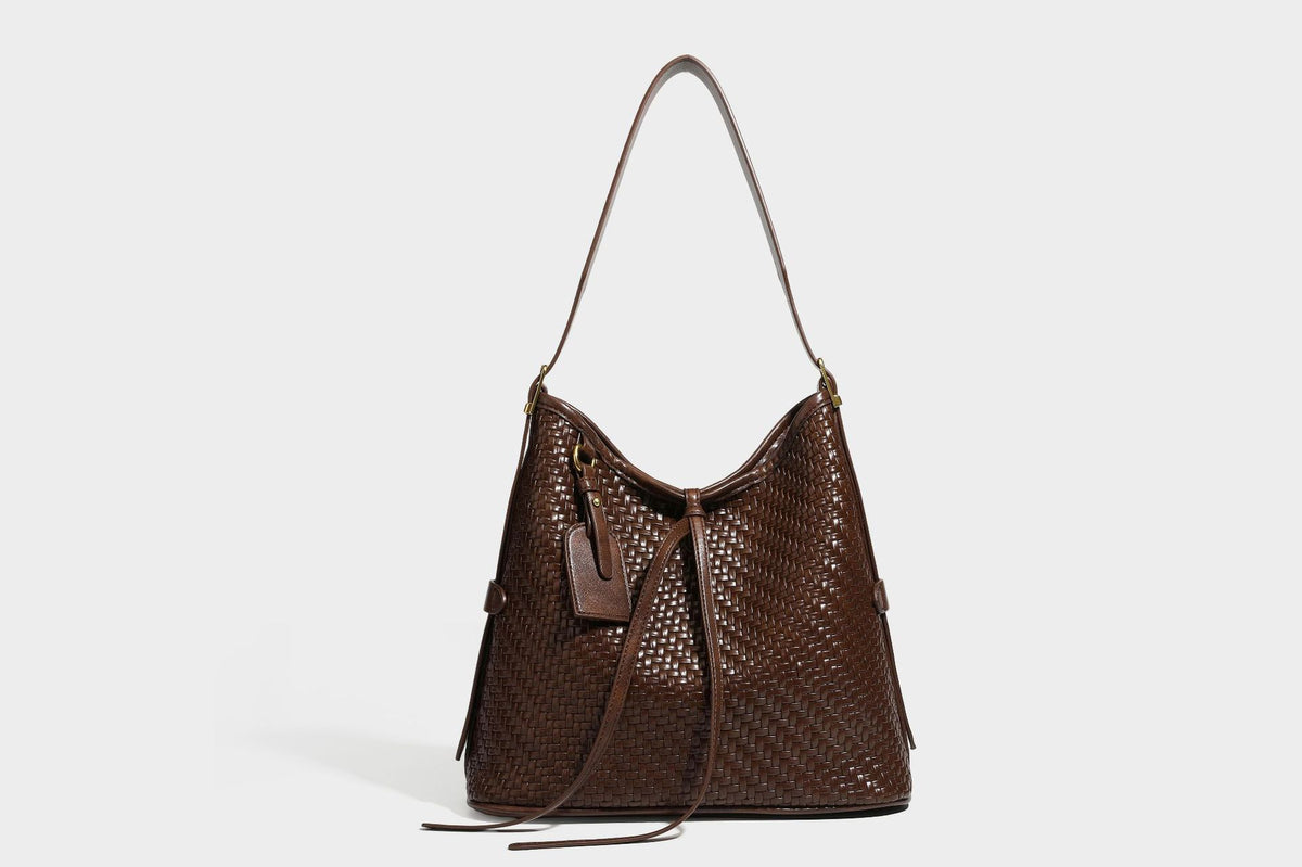 Lässig gewebte Schultertasche in Lederoptik mit Bindebandverschluss, goldfarbenen Metalldetails und einem Schulterriemen, Detailansicht 32