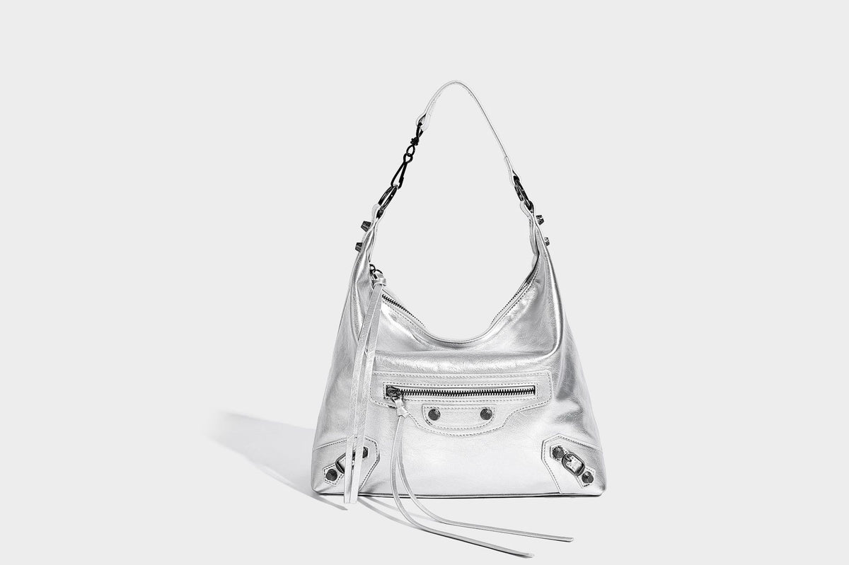 Große, glänzende Hobo-Schultertasche mit geknautschtem Effekt, dunkelfarbenen Nieten, Reißverschluss, vorderem Reißverschlussfach und verstellbarem Crossbody-Riemen