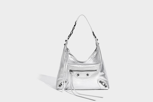 Große, glänzende Hobo-Schultertasche mit geknautschtem Effekt, dunkelfarbenen Nieten, Reißverschluss, vorderem Reißverschlussfach und verstellbarem Crossbody-Riemen