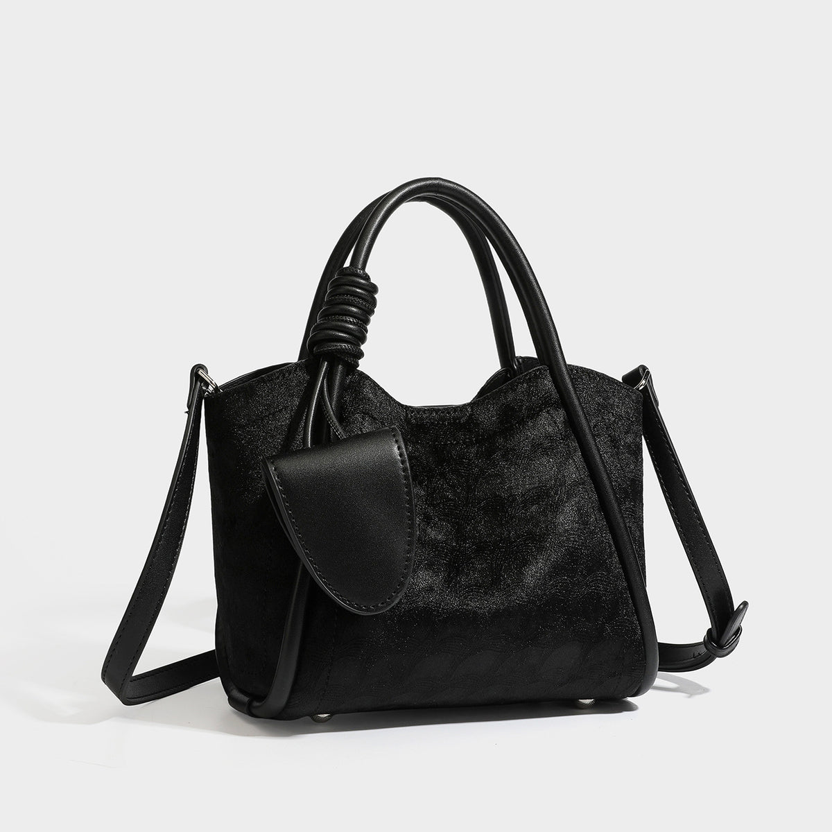 Kleine strukturierte Henkeltasche in Braun mit Samtoptik, geknoteten Henkeln, aufgesetzter Frontklappentasche und abnehmbarem, Detail