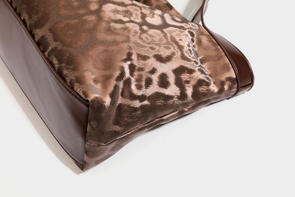 Glänzende Tote-Bag mit Leopardenmuster, dunkelbraunem Besatz in Lederoptik und zwei Tragegriffen, Detailansicht 32