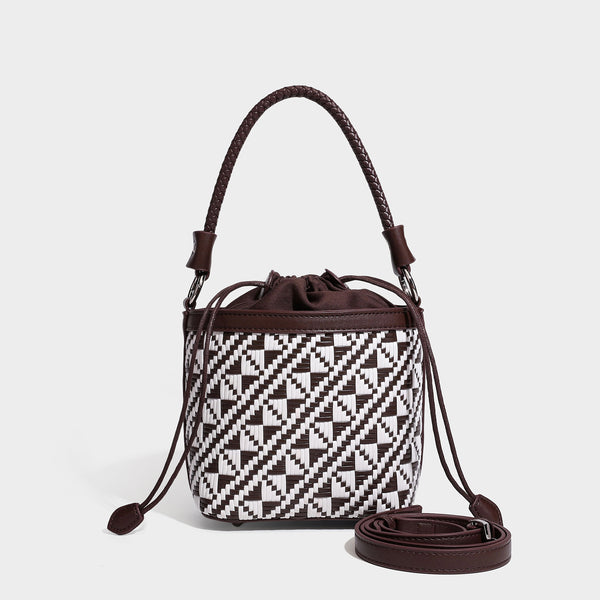 Kleine gewebte geometrische Bucket-Bag mit geflochtenem Henkel in Lederoptik und Kordelzugverschluss im zweifarbigen Muster in Braun und Weiß