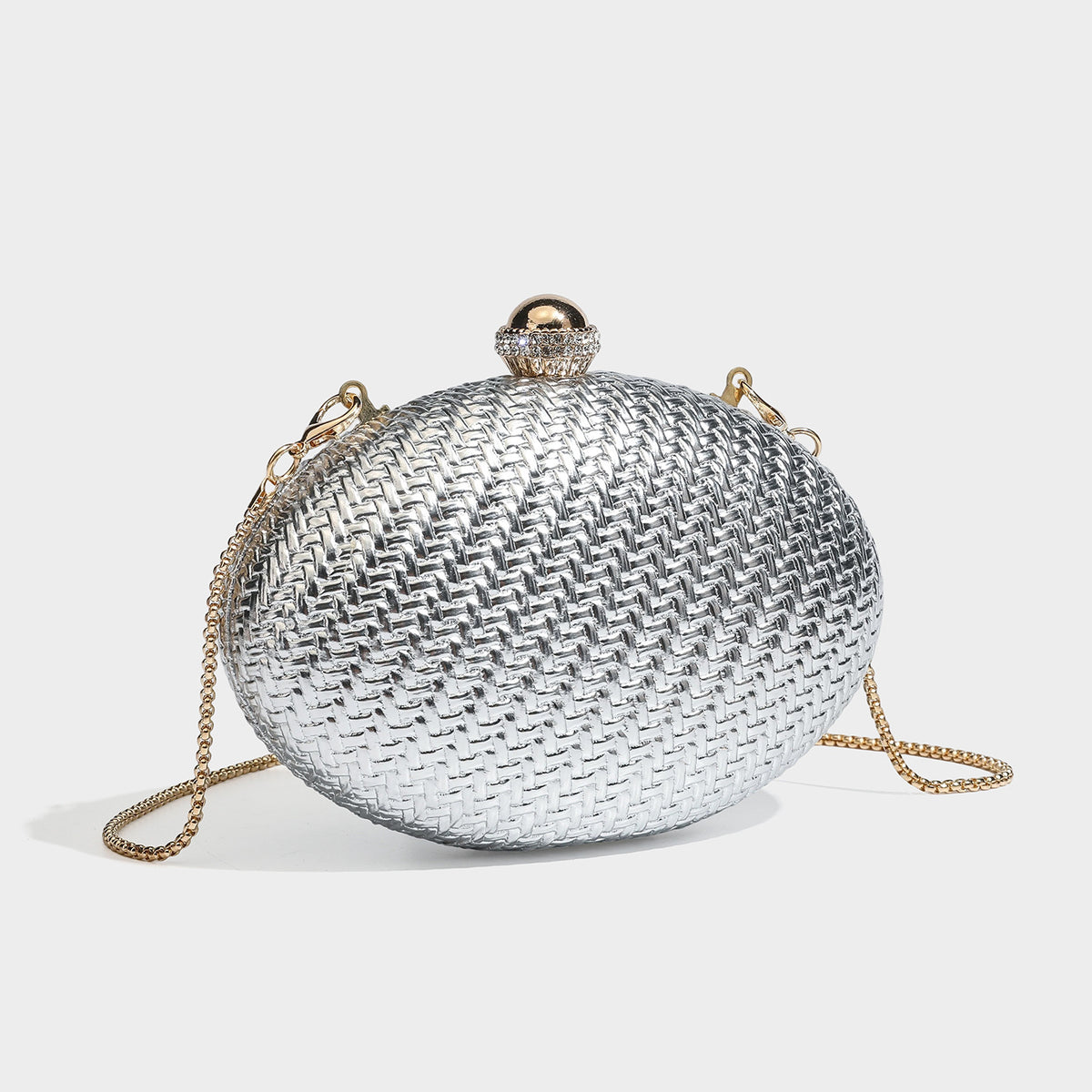 Kleine ovale Clutch aus metallisch glänzendem Flechtmaterial mit schmucksteinbesetztem goldfarbenem Bügelverschluss und abnehmbarem Kettenriemen, Detailansicht 6