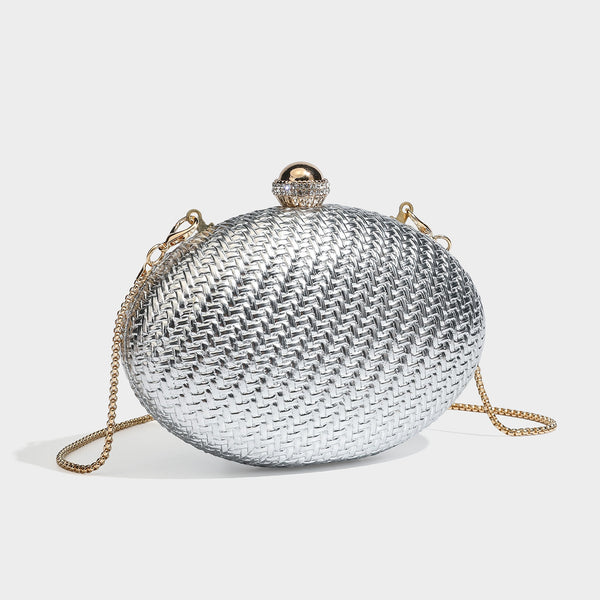 Kleine ovale Clutch aus metallisch glänzendem Flechtmaterial mit schmucksteinbesetztem goldfarbenem Bügelverschluss und abnehmbarem Kettenriemen, Detailansicht 6