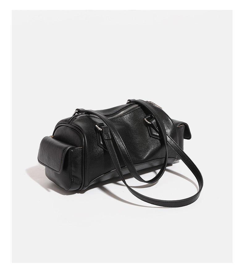 Schwarze, glänzende Bowling-Schultertasche in Lederoptik mit zwei Riemen, silberfarbenen Beschlägen, seitlichen Überschlagtaschen und geflochtenem Seil