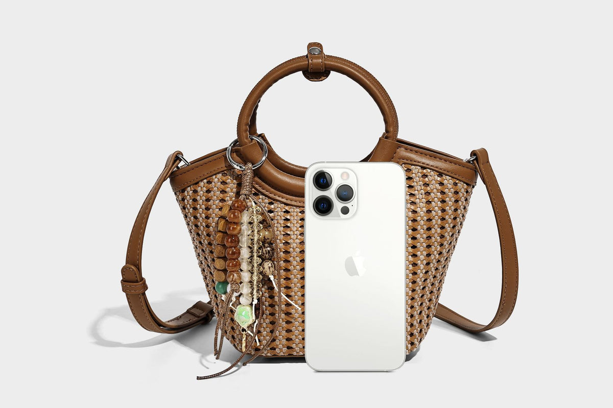 Kleine gewebte Beuteltasche in Tanbraun mit rundem Henkel aus Lederimitat, Quastenanhänger mit Perlen und abnehmbarem Crossbody-Riemen