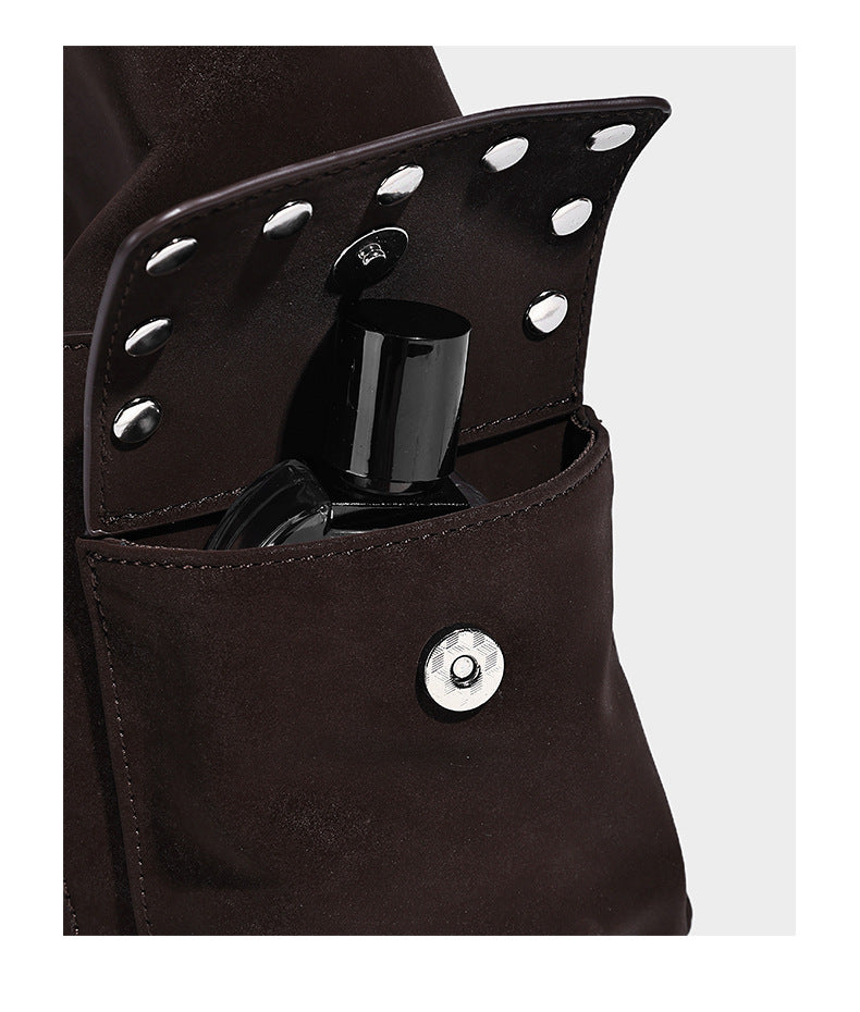 Lässige Hobo-Schultertasche in dunkelbrauner, matter Wildlederoptik mit silberfarbenem, nietenbesetztem Riemen und seitlichem Kordelzug