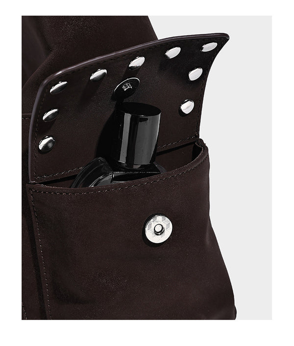 Lässige Hobo-Schultertasche in dunkelbrauner, matter Wildlederoptik mit silberfarbenem, nietenbesetztem Riemen und seitlichem Kordelzug