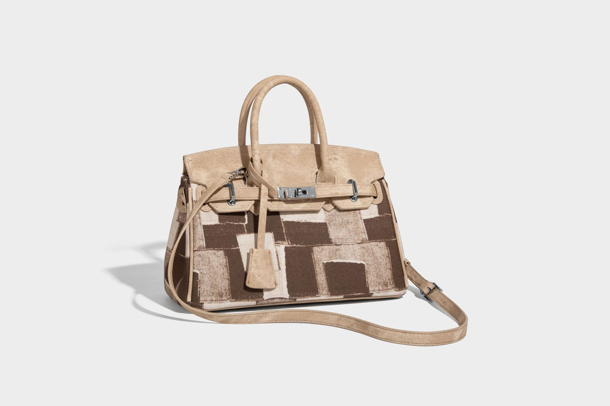 Strukturierte Patchwork-Handtasche mit zwei Tragegriffen, Klappe mit Drehverschluss und silberfarbenen Beschlägen, Detailansicht 16
