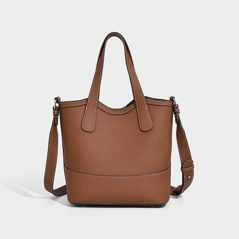 Strukturierte Tote-Bag in Karamellbraun mit genarbtem Finish, zwei Henkeln, abnehmbarem Schulterriemen und herausnehmbarem Reißverschluss