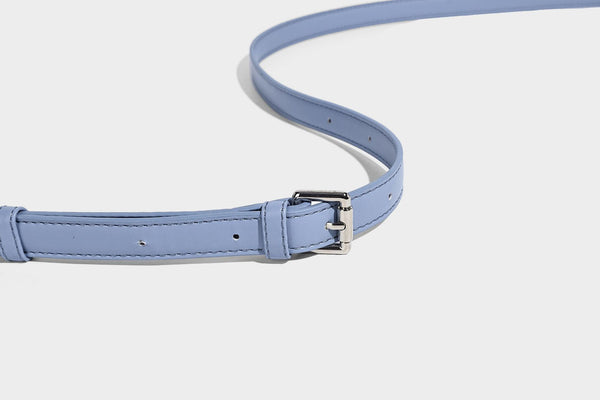 Kleine gewebte Hobo-Schultertasche mit sichelförmiger Silhouette, Reißverschluss oben, silberfarbenen Metallelementen und verstellbarem, Detail
