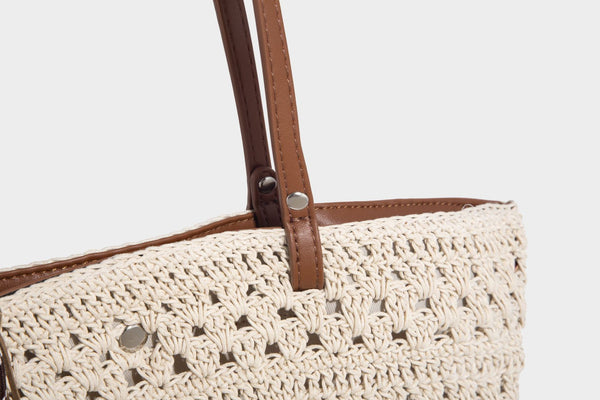 Grobmaschig gehäkelte Tote-Bag mit Schulterriemen in brauner Lederoptik und Besatz am Boden, Detailansicht 16