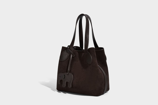 Kleine, strukturierte Tote-Handtasche in Wildlederoptik mit Elefantenanhänger, zwei oberen Tragegriffen und abnehmbarem Crossbody-Riemen, Detailansicht