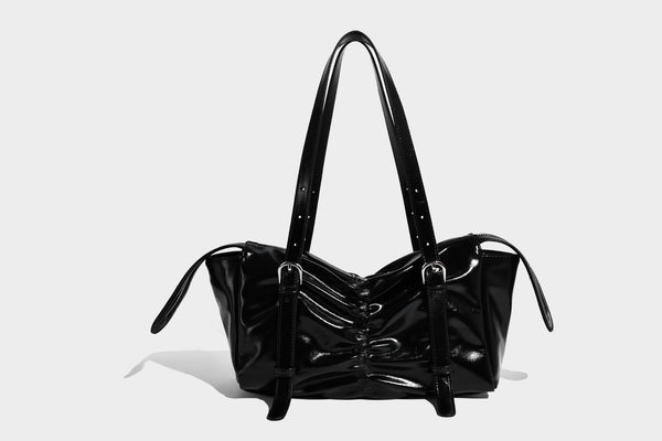 Glänzende, rechteckige Schultertasche mit Raffdetails, zwei verstellbaren Riemen, Reißverschluss oben und Schnallenbeschlägen in Silberoptik