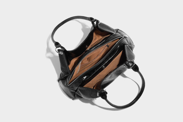 Locker fallende trapezförmige Tote-Schultertasche mit glänzender, geknautschter Lederoptik, zwei Schlaufenhenkeln, Reißverschluss oben und