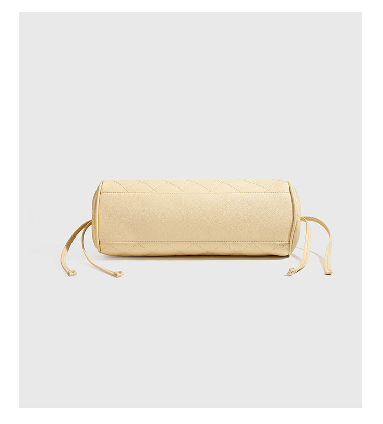Strukturierte Schultertasche mit Rautensteppung, Überschlag und goldfarbenem Drehverschluss, abgerundeten Henkeln und seitlichen Kordelzügen