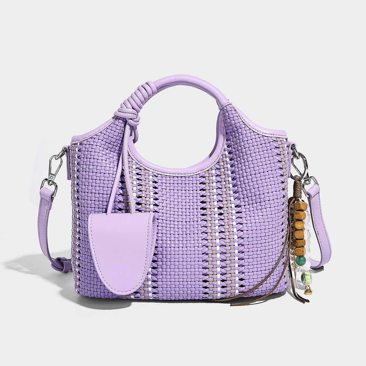 Gewebte Bucket-Tote in Pastellblau mit geflochtenen Henkeln, offenem Frontfach, Perlenanhänger und abnehmbarem Crossbody-Riemen
