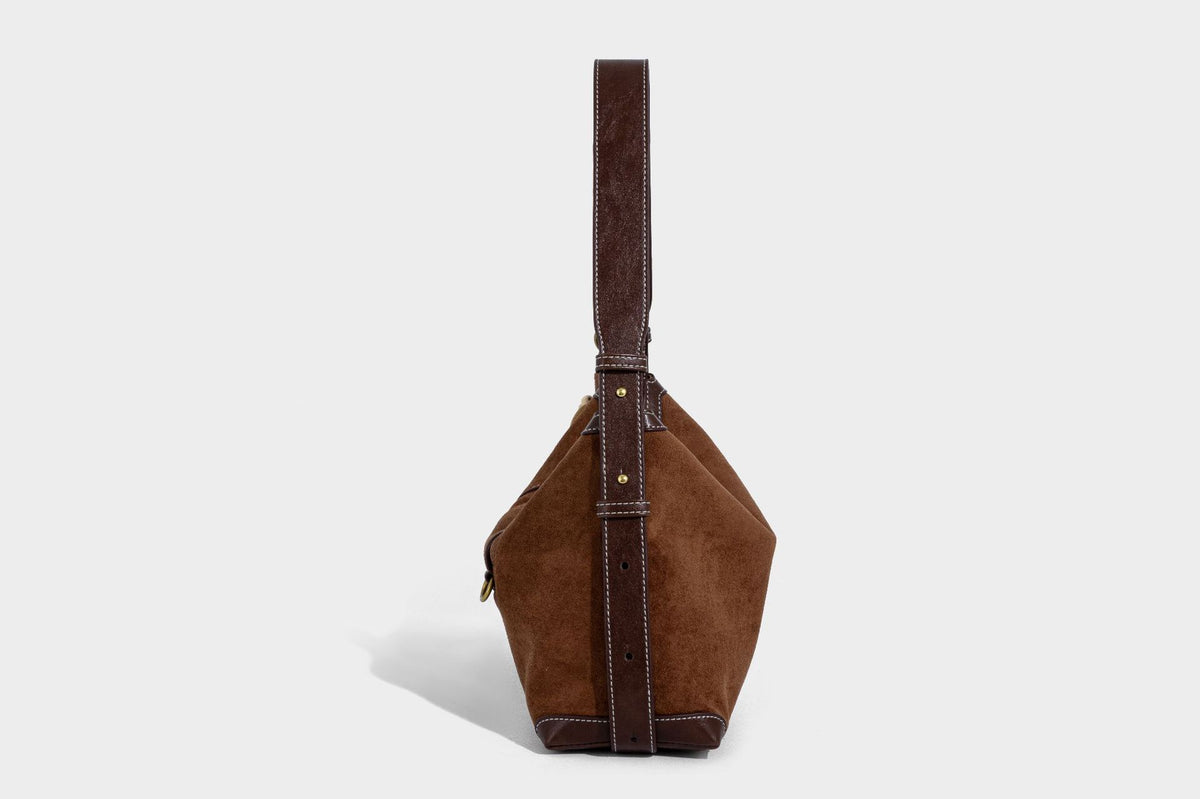 Matte Hobo-Schultertasche in warmem Braun mit dunklem Besatz in Lederoptik, Kontrastnähten, goldfarbenen Metallbeschlägen und