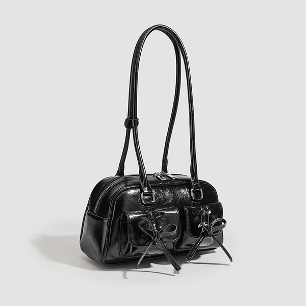 Kompakte Schultertasche aus glänzender Lederoptik mit vorderen Taschen und Schleifen-Kordelzug, Reißverschluss oben, zwei Tragegriffen und, Detailansicht