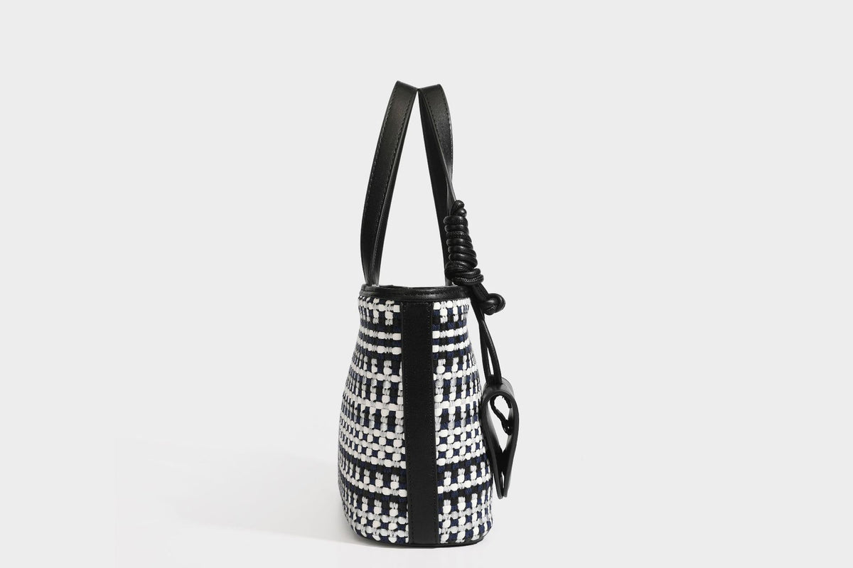 Kleine, strukturierte, gewebte Tote-Bag mit Karomuster, glatten Besätzen in Lederoptik, zwei Tragegriffen, abnehmbarem Schulterriemen und