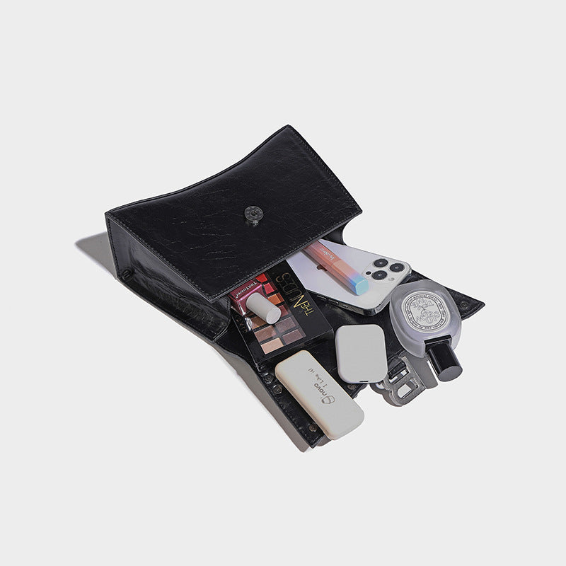 Strukturierte Trapez-Handtasche mit silberfarbenen Nieten, Verschluss mit B-Logo, geflochtenem Henkel und abnehmbarem Schulterriemen