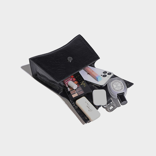 Strukturierte Trapez-Handtasche mit silberfarbenen Nieten, Verschluss mit B-Logo, geflochtenem Henkel und abnehmbarem Schulterriemen