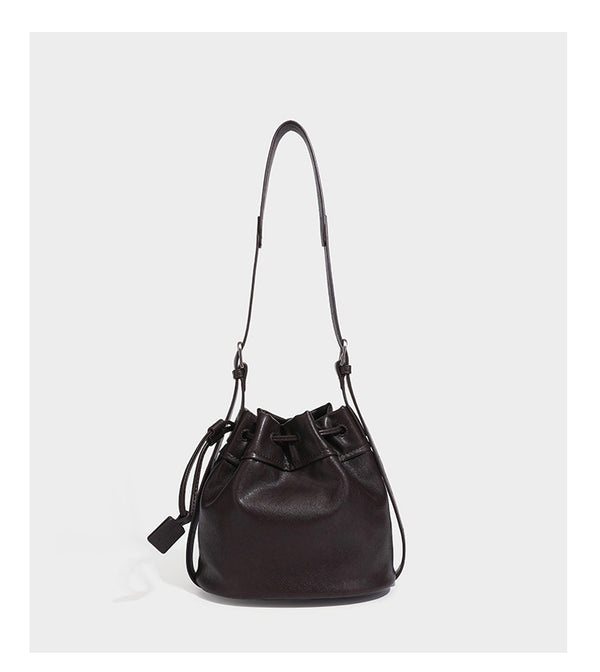 Kleine dunkelbraune Beuteltasche mit Kordelzug, langem verstellbarem Crossbody-Riemen und silberfarbenen Beschlägen, Detailansicht 16
