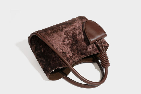 Kleine, strukturierte Henkeltasche mit samtartiger Oberfläche in Braun, geknoteten Henkeln, Fronttasche mit Klappe und abnehmbarem Detail
