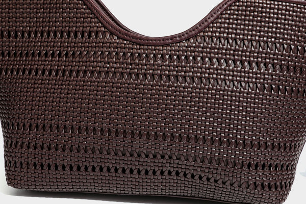 Tote-Bag aus strukturiertem Webmaterial in Dunkelbraun mit geflochtenen Henkeln, seitlichen Kordelzügen und einem befestigten Mini-Beutel aus Webmaterial mit