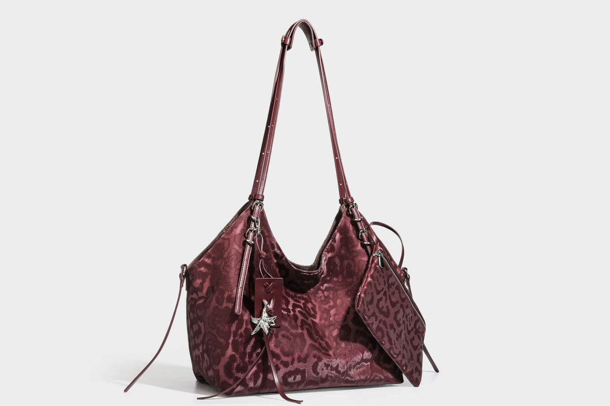 Große, glänzende Hobo-Schultertasche mit Leopardenprint, abnehmbarem Reißverschlusstäschchen und silberfarbenem Seestern-Anhänger, Detailansicht