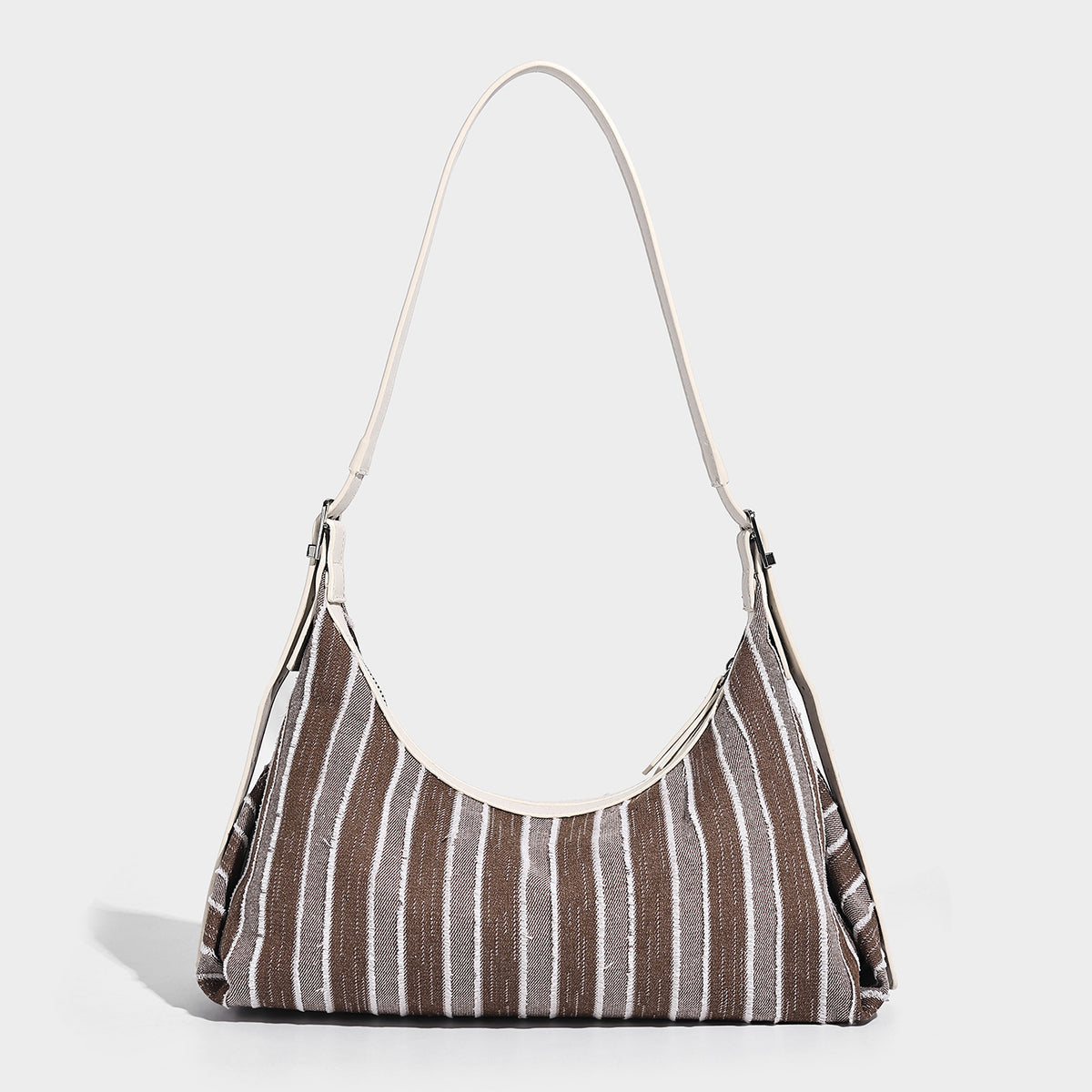 Lässig fallende, gestreifte Hobo-Tasche aus Webmaterial mit kontrastierendem cremefarbenem Besatz, Reißverschluss oben und verstellbarem Riemen mit silberfarbener Schnalle, Detailansicht
