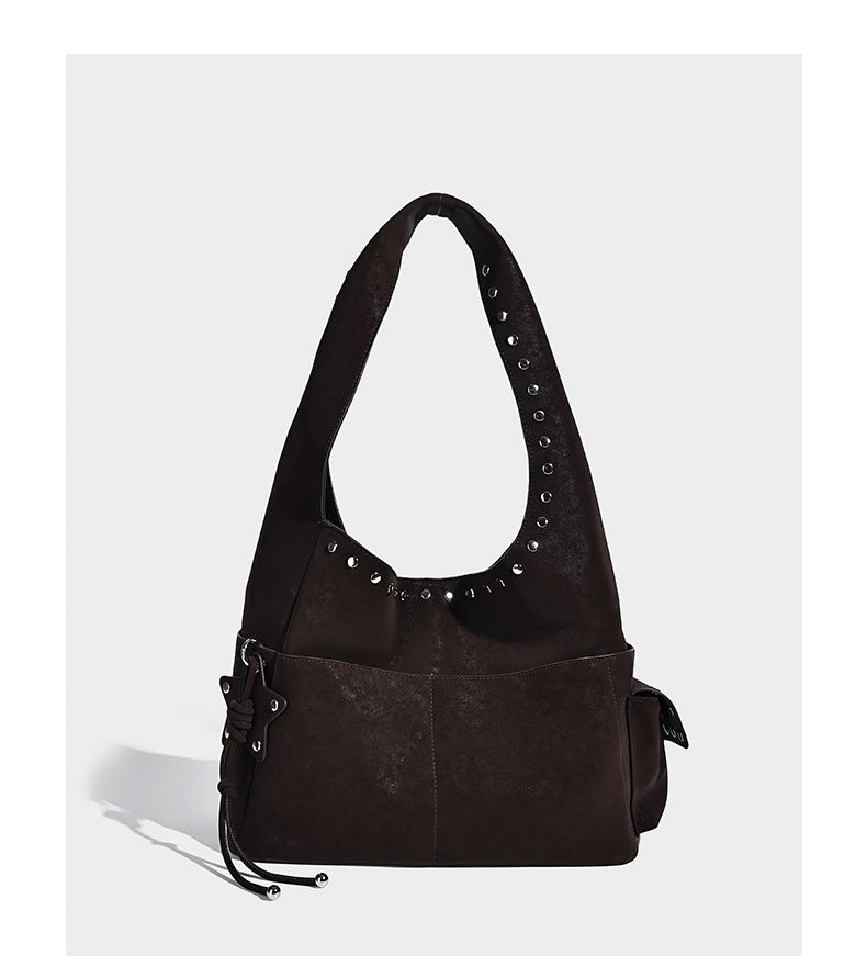 Lässig drapierte Hobo-Schultertasche mit dunkelbrauner matter Oberfläche in Velourslederoptik, Riemen mit silberfarbenen Nieten und seitlichem Kordelzug