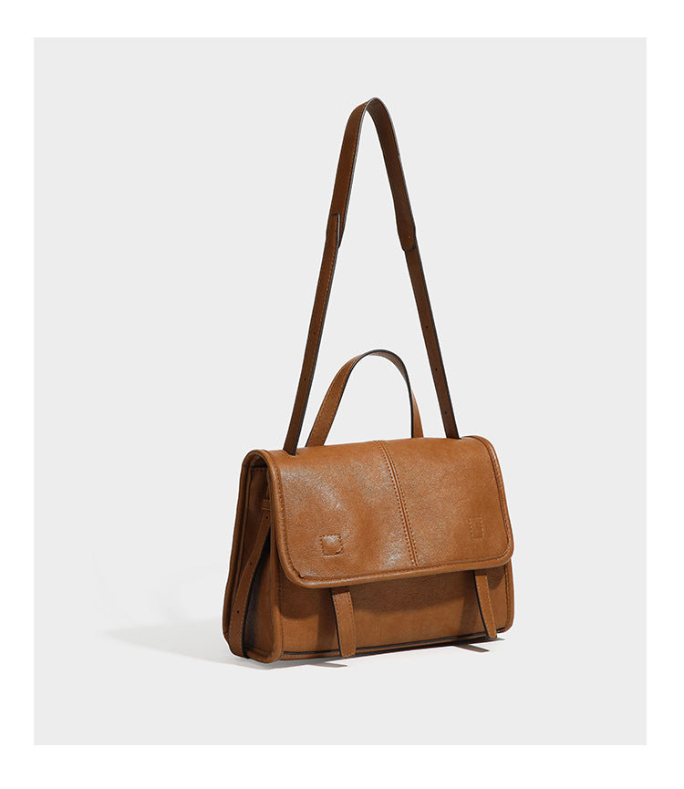 Strukturierte Satchel-Tasche mit Überschlag aus dunkelbrauner, glänzender Lederoptik, kurzem Tragegriff und langem, verstellbarem Schulterriemen