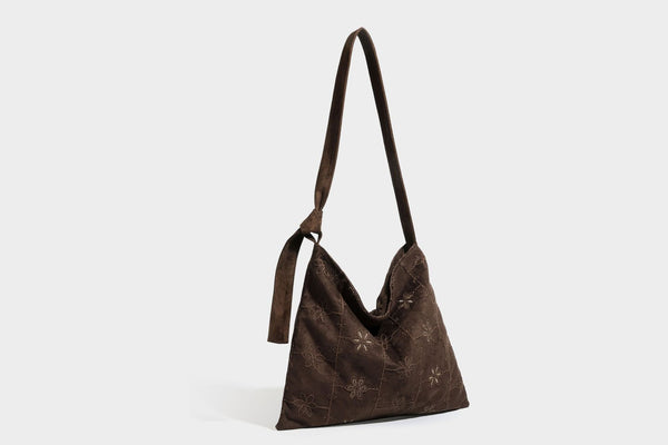 Lässige Hobo-Schultertasche in dunkelbrauner Velourslederoptik mit Ton-in-Ton-Blumenstickerei und langem, geknotetem Einzelriemen, Detailansicht