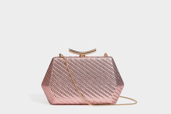 Kleine, strukturierte Clutch aus metallischem Flechtmaterial mit goldfarbenem Bügelverschluss und abnehmbarem Kettenriemen, Detailansicht 24