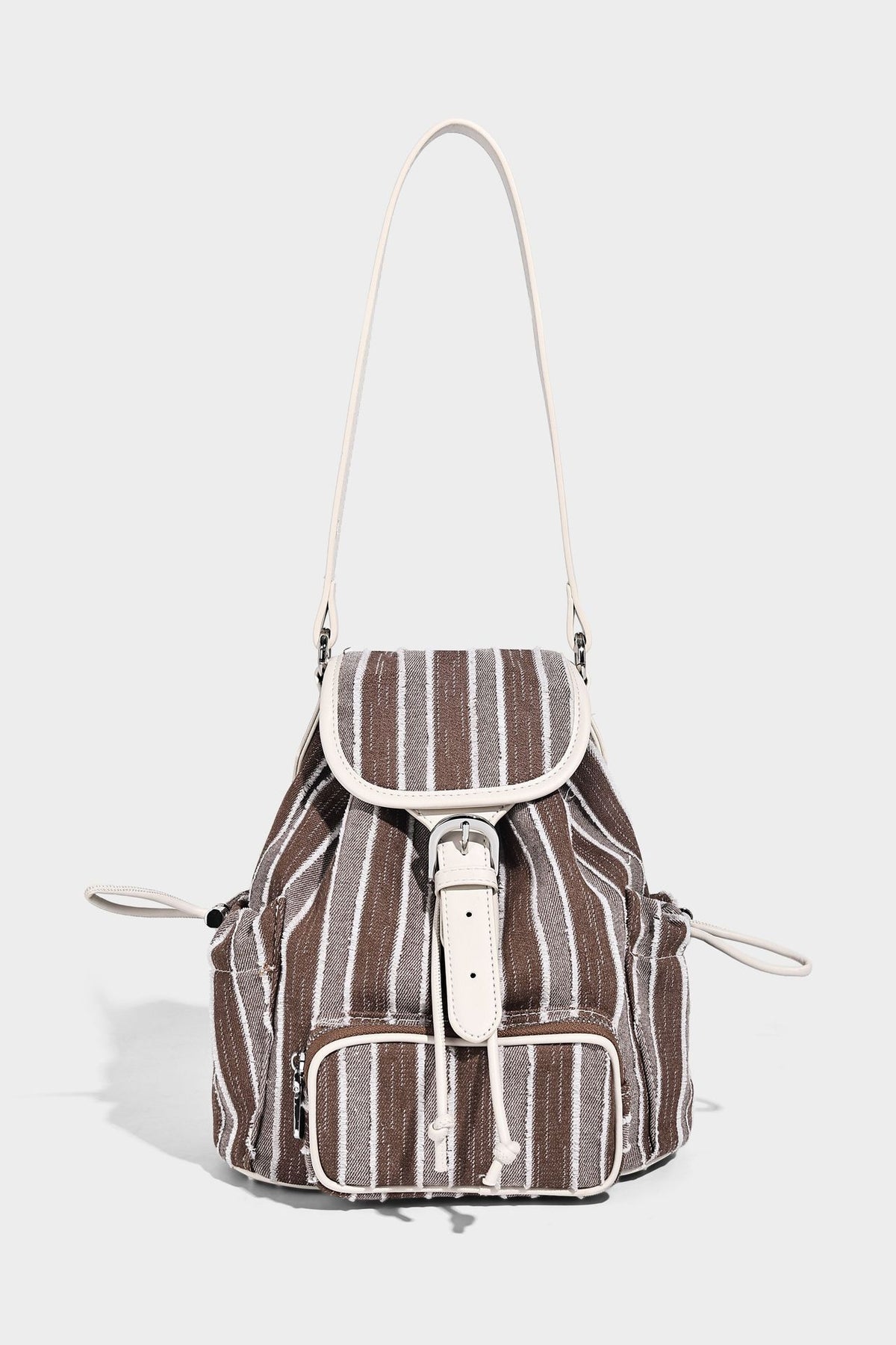 Weicher Rucksack aus gewebtem Material mit vertikalen Streifen, Überschlag, Kordelzug, vorderer Reißverschlusstasche, weißen Besätzen und Trägern in Lederoptik, Detailansicht