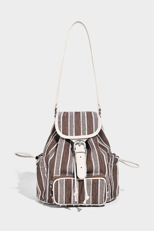 Weicher Rucksack aus gewebtem Material mit vertikalen Streifen, Überschlag, Kordelzug, vorderer Reißverschlusstasche, weißen Besätzen und Trägern in Lederoptik, Detailansicht